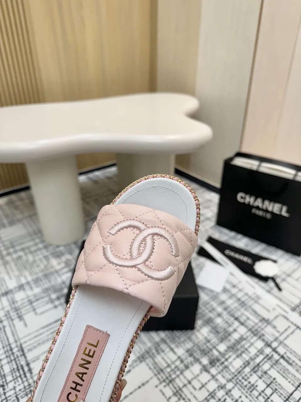 👟👟Ex-factory price 480👟👟 Top version Chanel Chanel - 2025 spring model, counter top double C sandals, this classic design; the extraordinary double C incorporates a variety of color elements... The diversified mix and match is very beautiful and versatile, very light on the foot, comfortable, super delicate and elegant, and can be used outdoors... ꫛꫀꪝ Go➫ Material: ❶Upper made of: Original imported sheepskin ❷Inner lining: Original sheepskin lining ❸Outsole based on: Original Italian genuine leather outsole Counter boutique packaging complete set for women 35–40 (customized for 41) 3 colors available (black, white, pink)
